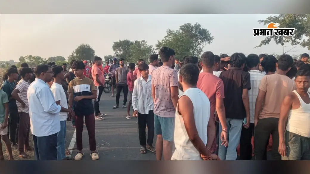 करमाटांड़ में दो बाइकों की जोरदार टक्कर में युवक की मौत, तीन घायल; आक्रोशित ग्रामीणों ने सड़क की जाम