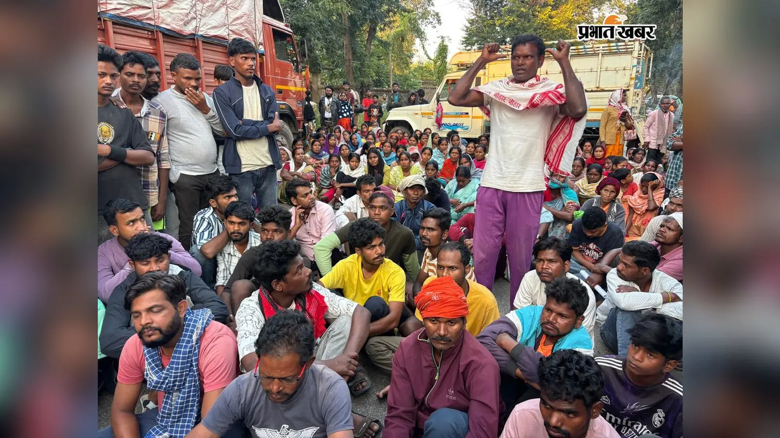 Gumla: दो युवकों की मौत के बाद सड़क जाम, 50 लाख मुआवजा, बच्चों की शिक्षा और पत्नी को नौकरी की मांग