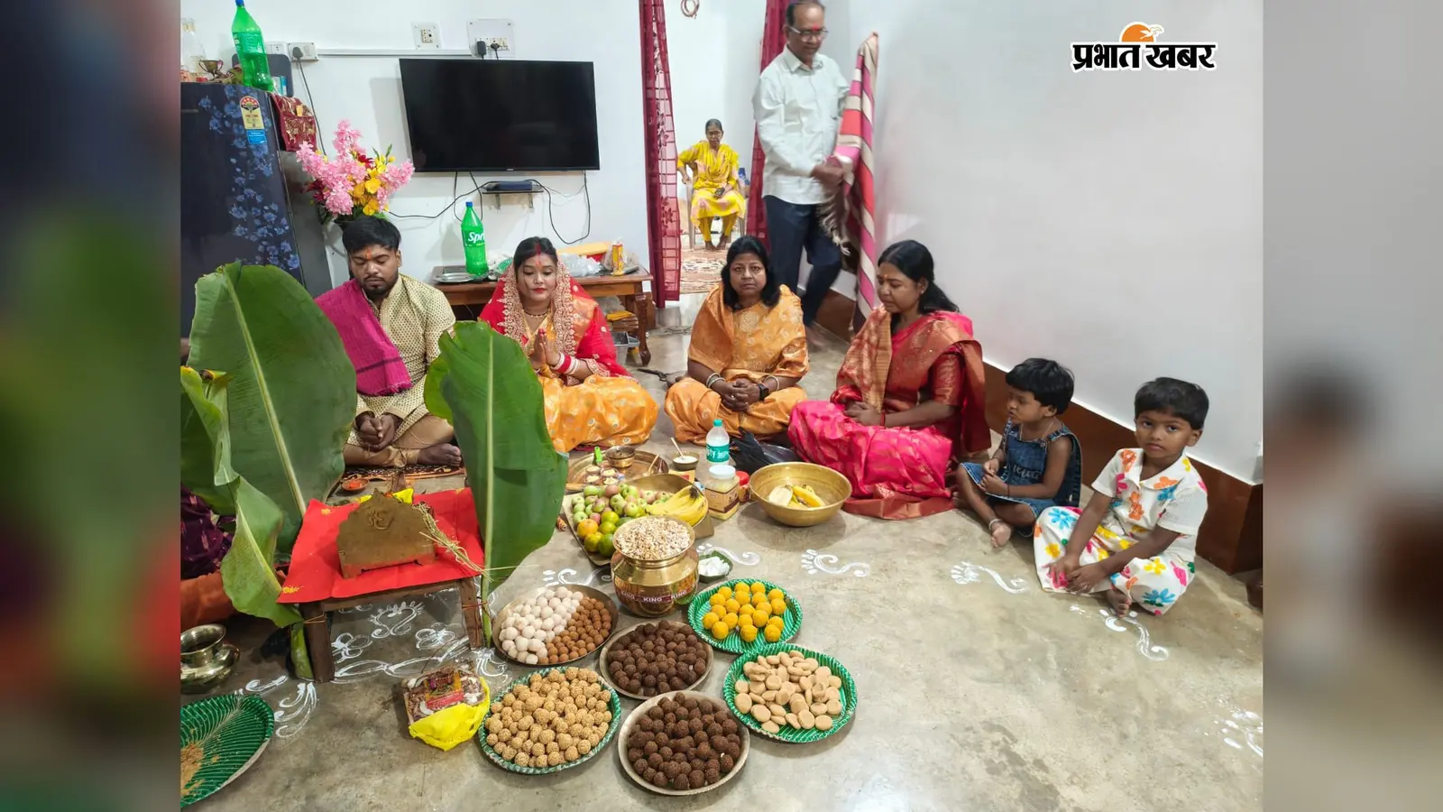 मां लक्खी की पूजा में दिखी बंगाली संस्कृति की झलक, सिमडेगा में सजे घर और बंटा प्रसाद