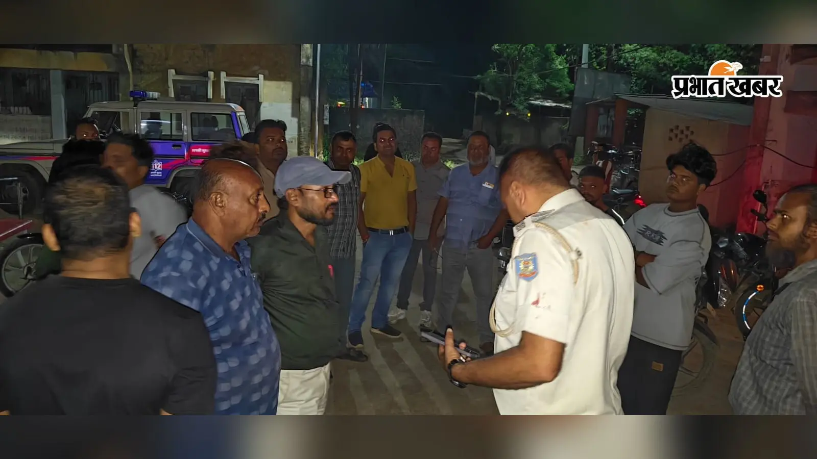धनवार थाना के बगल में मारपीट, कट्टा तानने का आरोप; गोली चलने की अफवाह से मची अफरा-तफरी