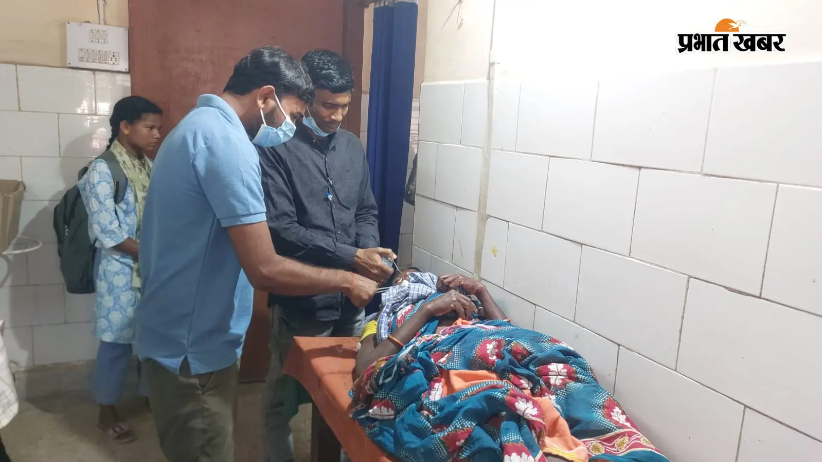 नारायणपुर-करमदहा सड़क पर हादसा, बाइक सवार महिला पहुंचीं अस्पताल