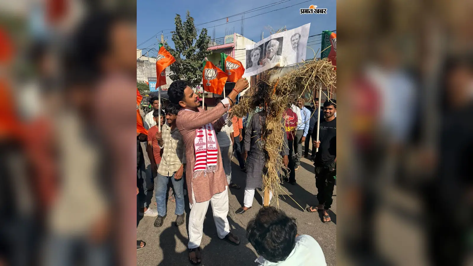 खड़गे की कथित टिप्पणी के विरोध में लोहरदगा में भाजयुमो ने फूंका पुतला