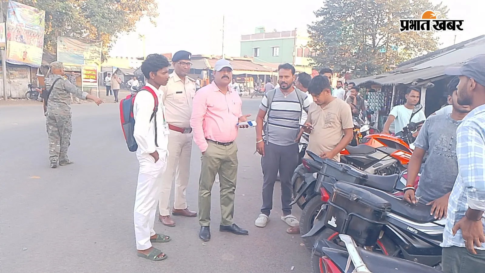 पाकुड़िया में ट्रैफिक नियम तोड़ने वालों पर कार्रवाई, बिना हेलमेट चल रहे 50 बाइक चालकों से वसूला जुर्माना