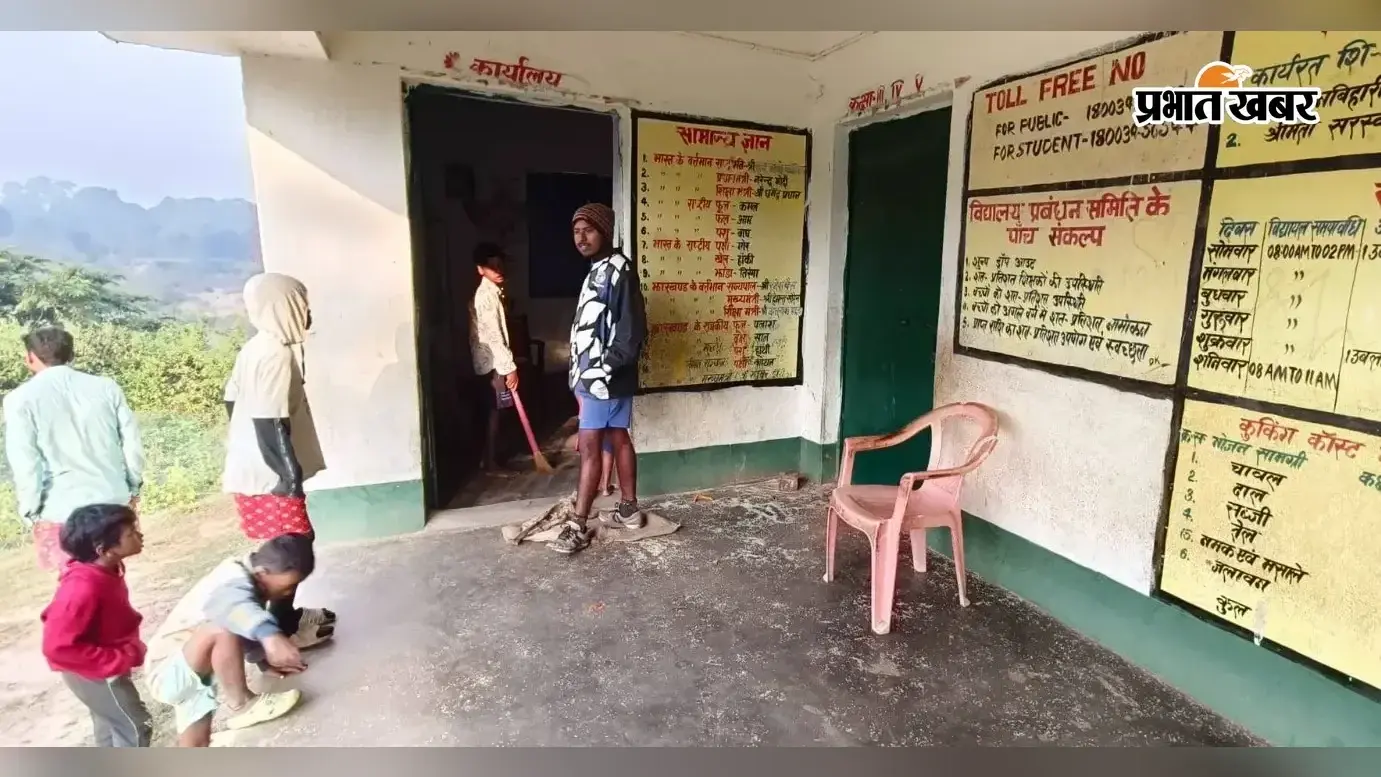 Wild Elephant Attack : स्कूल में घुसकर जंगली हाथी ने मचाया उत्पात, दरवाजे-खिड़कियां तोड़ीं, बच्चों का खाना भी कर गया चट, देखें तस्वीरें