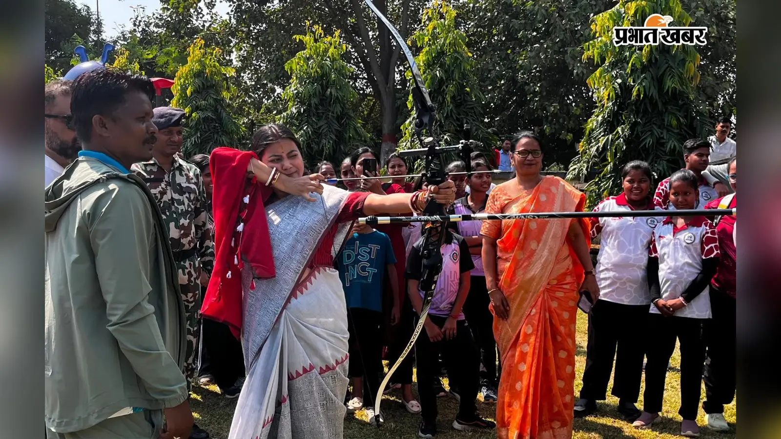 कभी डांडिया तो कभी धुनुची नृत्य, अब धनुष-बाण पर साधा निशाना, हर रंग में रंग जाती हैं विधायक पूर्णिमा साहू