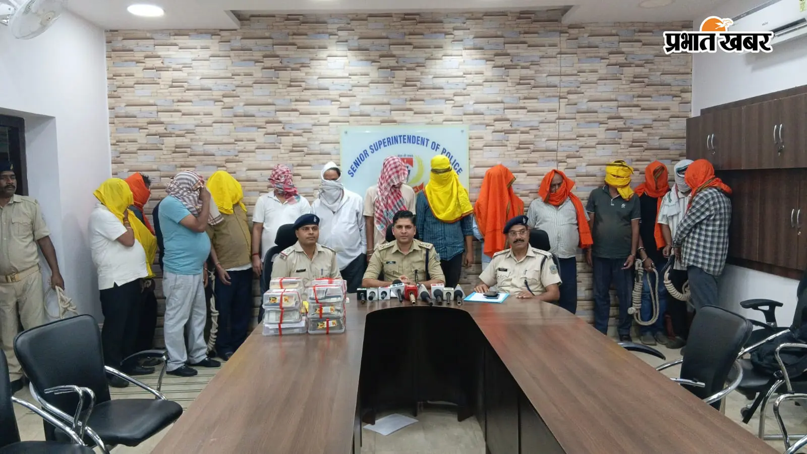 घर में चल रहा था जुआ अड्डा, तभी पुलिस ने मारा छापा, 7.65 लाख बरामद, गिरफ्तार 15 लोगों में व्यापारी और टाटा मोटर्स कर्मी भी शामिल, यहां पढ़ें सभी के नाम