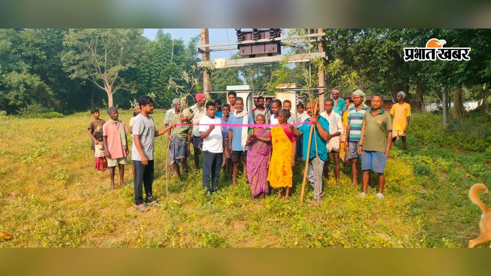 15 दिनों से अंधेरे में था रोपना टोली गांव, नया ट्रांसफार्मर लगने से लौटी बिजली