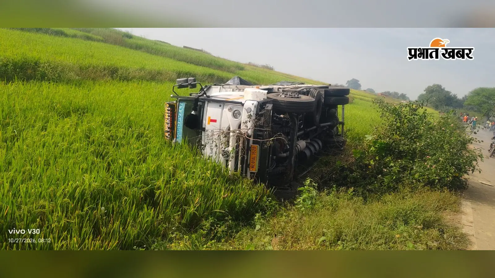 हजारीबाग में केमिकल लदा वाहन पलटा, ग्रामीणों ने ट्रांसपोर्टिंग के नाम पर वसूली का लगाया आरोप