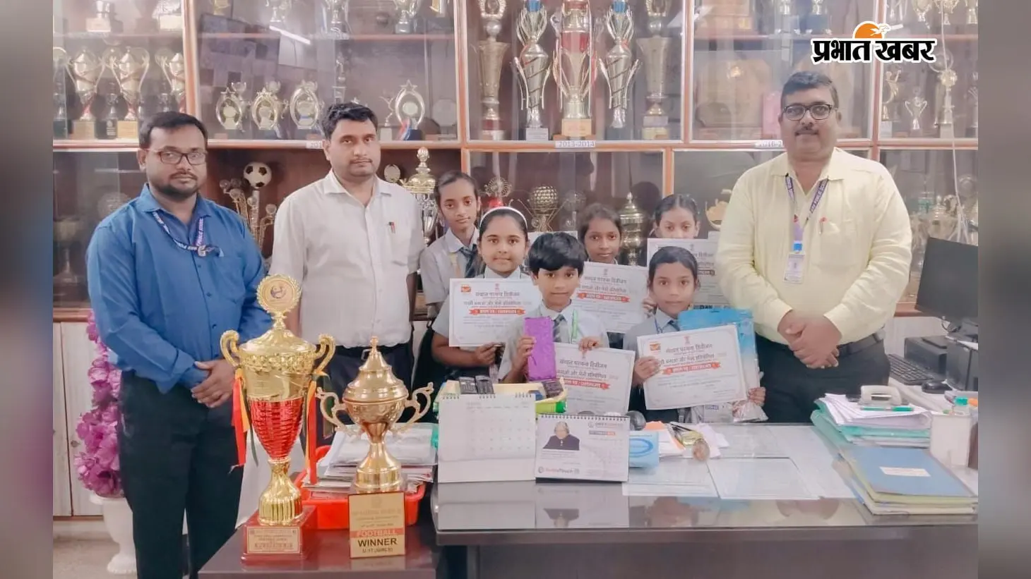 राखी बनाओ प्रतियोगिता में डीएवी ऊर्जानगर की सात छात्राओं ने मारी बाजी