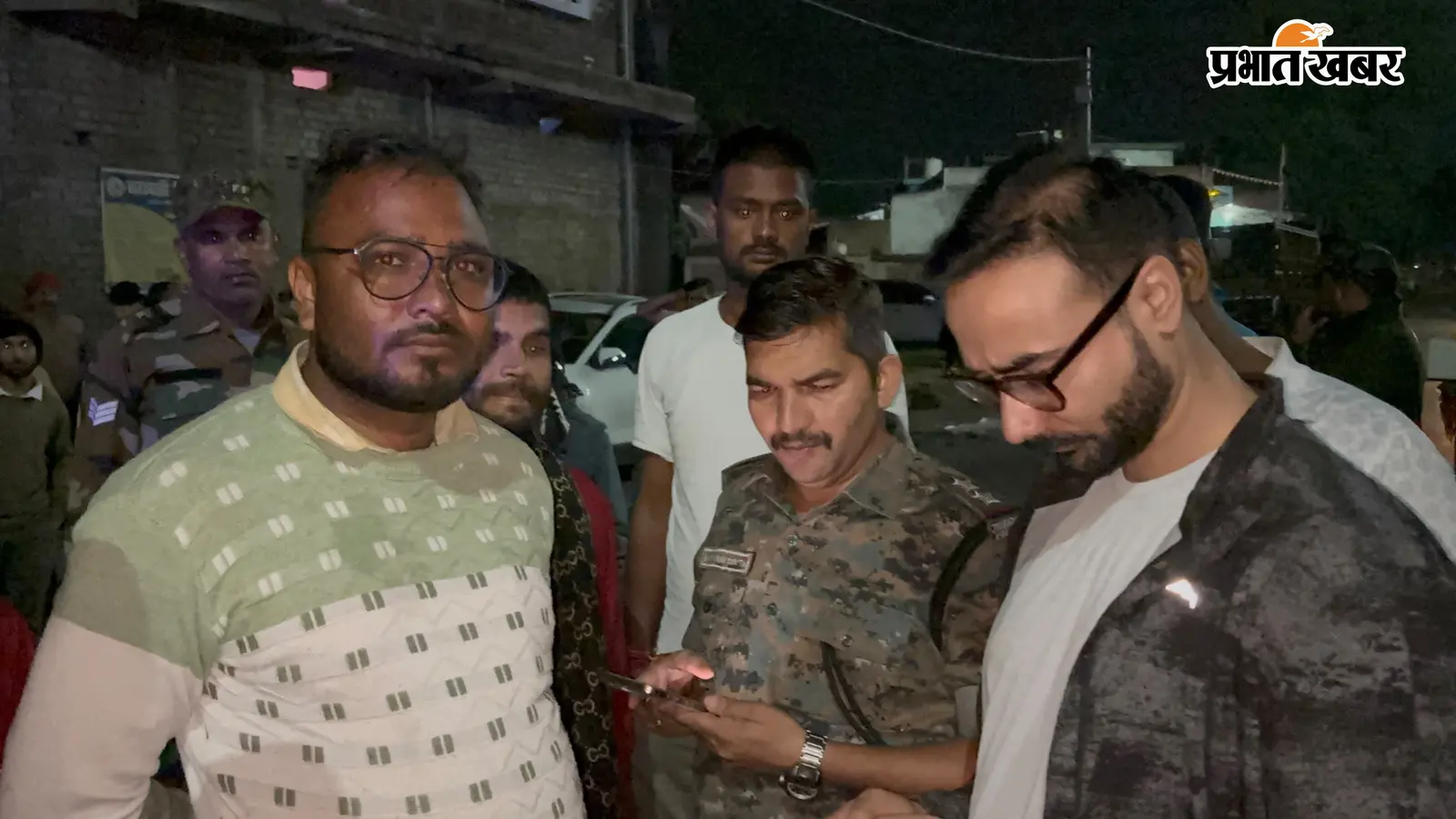 मुआवजे को लेकर सड़क पर बैठे लोग, 28 घंटे बाद प्रशासन की पहल से खत्म हुआ जाम