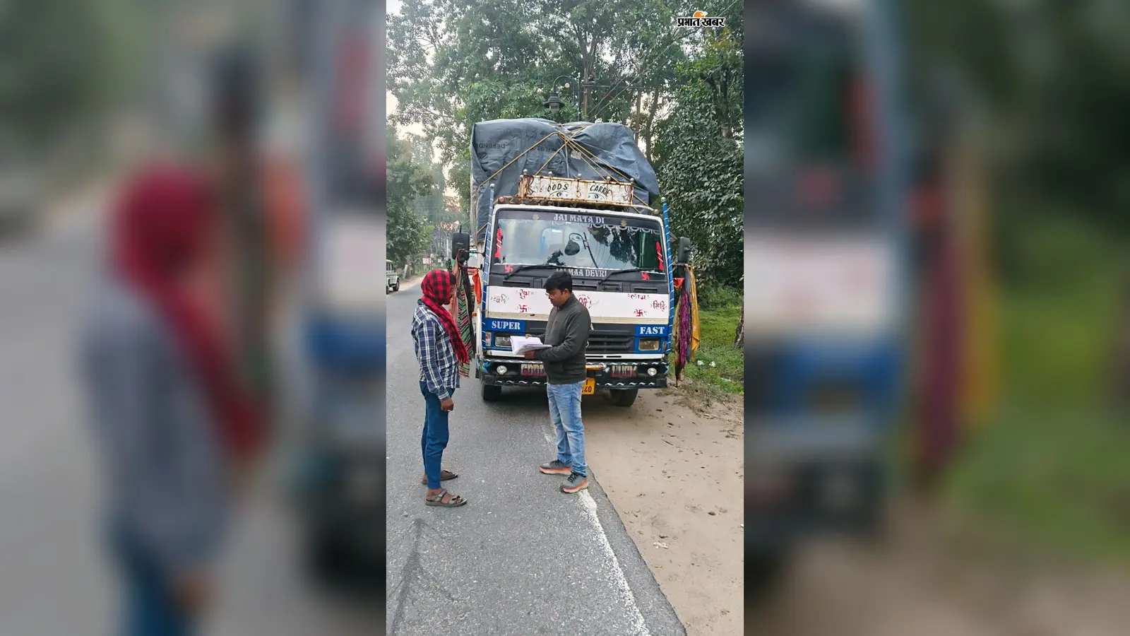 लातेहार में वाहन जांच अभियान, 11 भारी वाहनों पर कार्रवाई; 1.27 लाख का ई-चालान