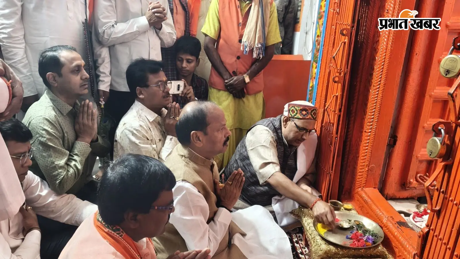 बंशीधरनगर में पूर्व CM रघुवर दास ने की पूजा-अर्चना, झारखंड की सुख-समृद्धि के लिए मांगी दुआ