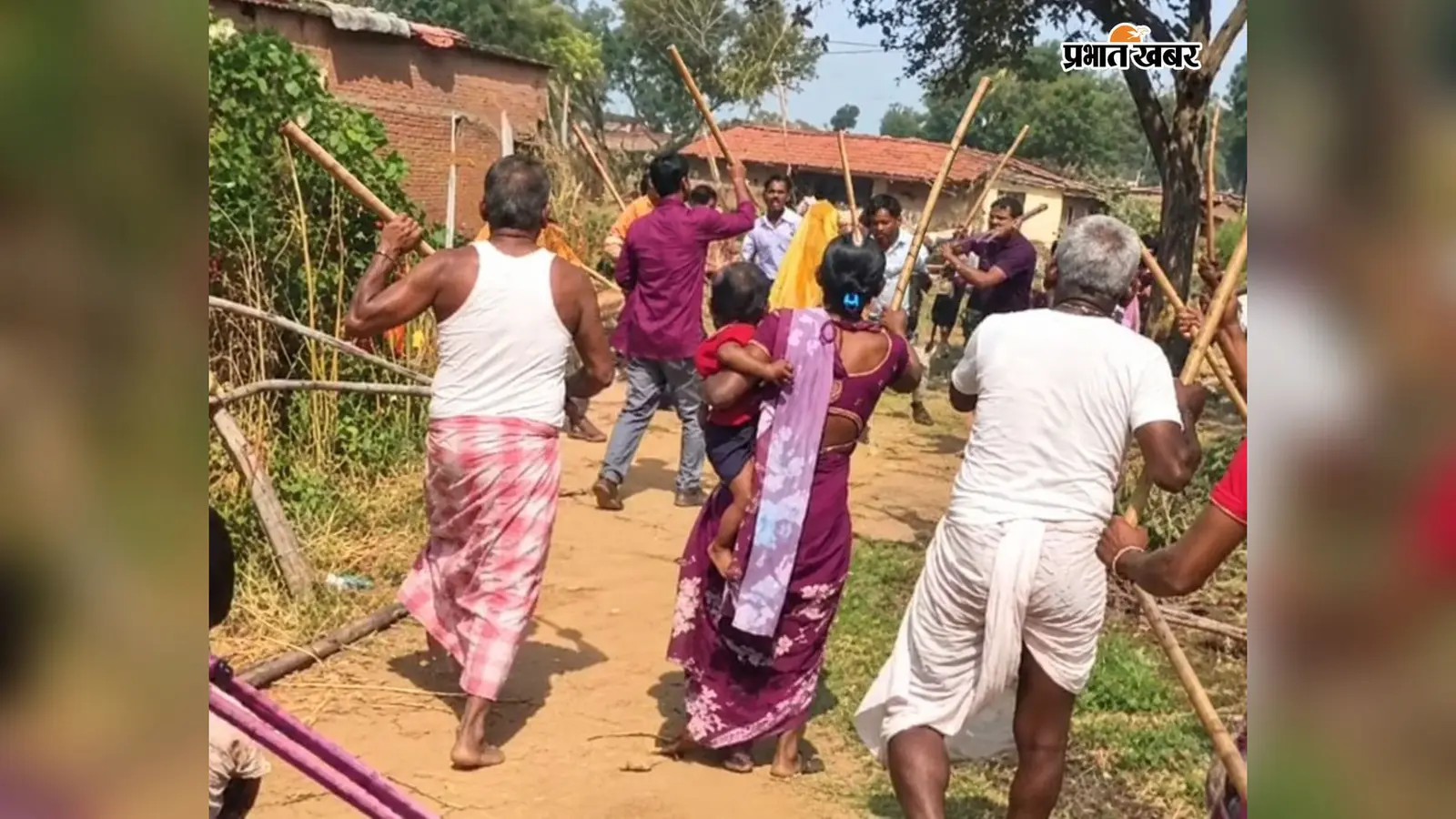 जमुआ के गोरो गांव में जमीन की मेड़ काटने को लेकर खूनी संघर्ष, बीच-बचाव करने पहुंचे परिजनों पर हमला और महिला का हाथ टूटा