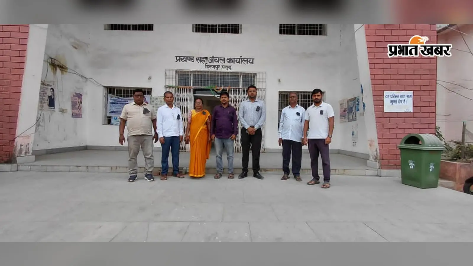 राजस्व कर्मचारी की हत्या से आक्रोश, पाकुड़ में काला बिल्ला लगाकर जताया विरोध