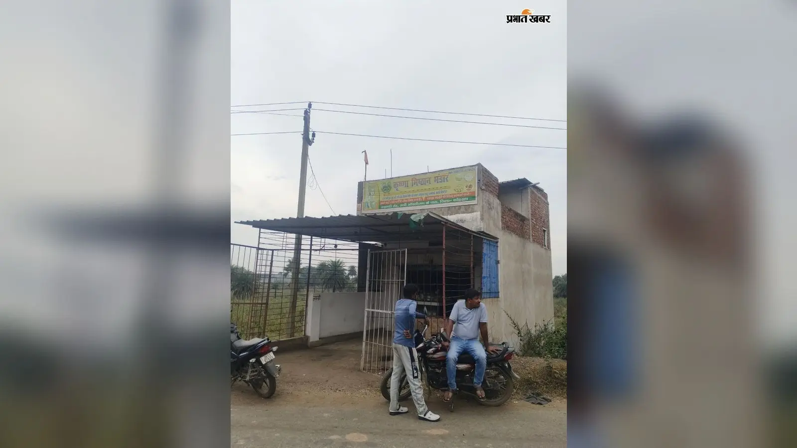 Watch Video: झुमरीतिलैया में मिठाई-किराना दुकान से 60 हजार के सामान की चोरी