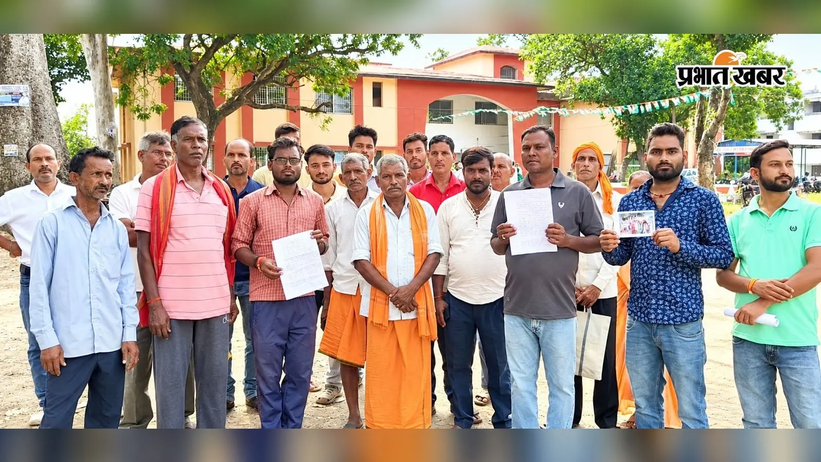 बरकट्ठा के बंडासिंघा में रास्ता रोके जाने से ग्रामीणों में आक्रोश, अंचल अधिकारी को सौंपा ज्ञापन