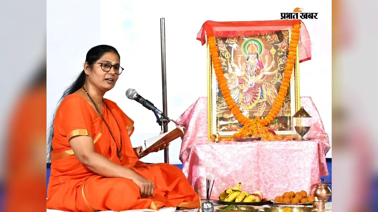 बोकारो के चिन्मय विद्यालय में अनूठी पहल: बच्चों ने मां के चरणों में पुष्प अर्पित कर लिया आशीर्वाद, गूंजे दुर्गा के 108 नाम