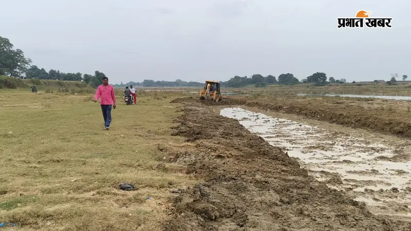 Watch Video: जमुई में किऊल नदी के घाटों की सूरत बिगड़ी, समतलीकरण में जुटी टीम