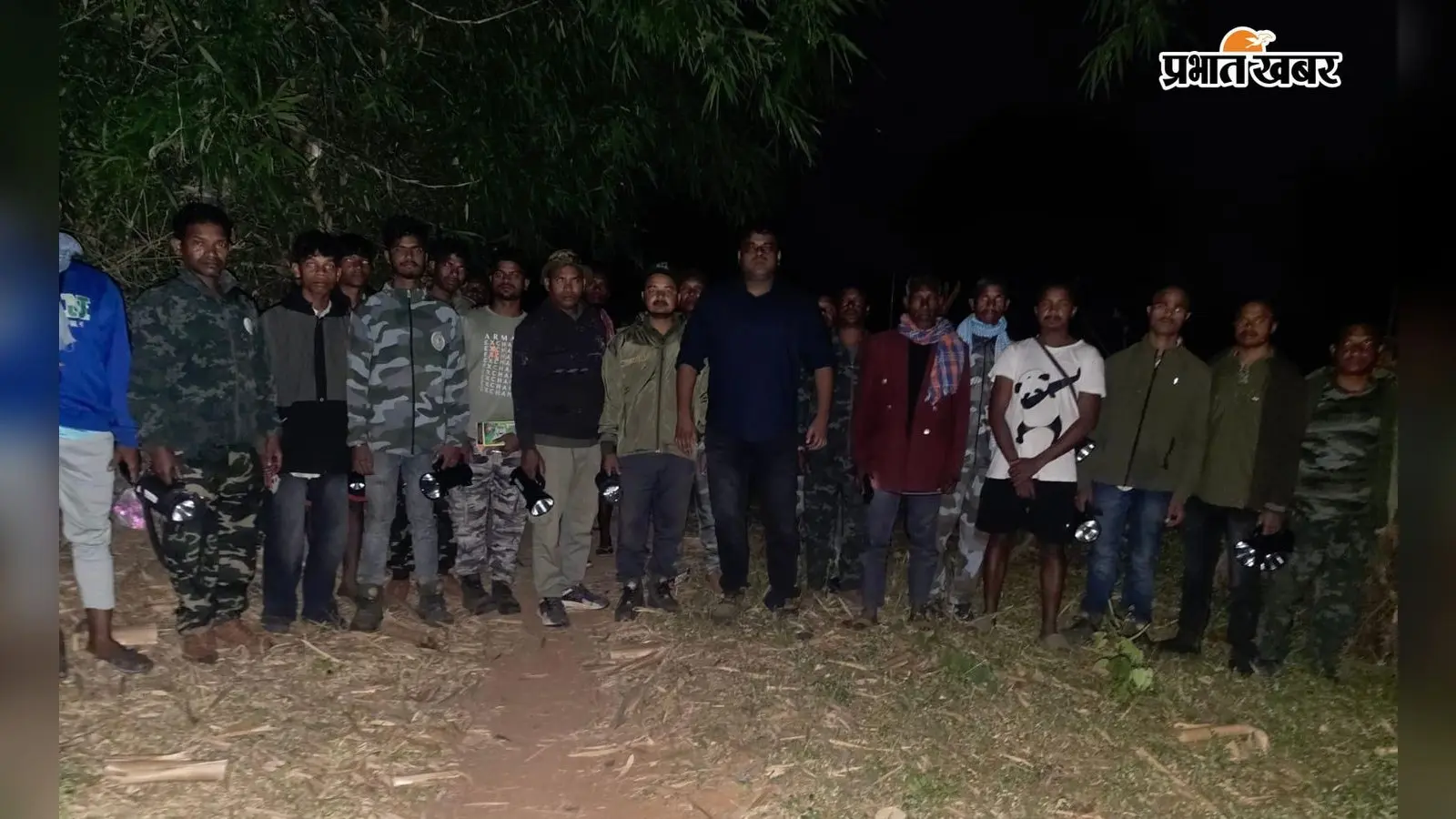 झारखंड के गुमला में 23 जंगली हाथियों का झुंड मचा रहा उतपात ,माइक से ग्रामीणों को किया जा रहा सतर्क