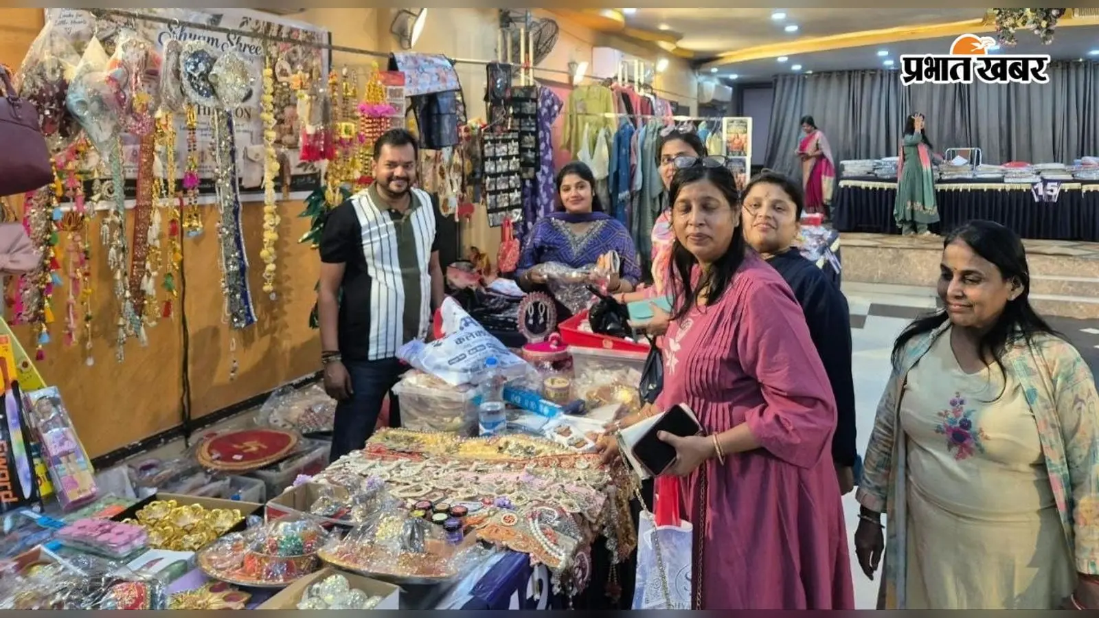 Dhanteras Bazaar: महिला उद्यमियों को मिला मंच, सजावटी सामान और गिफ्ट आइटम की भरमार