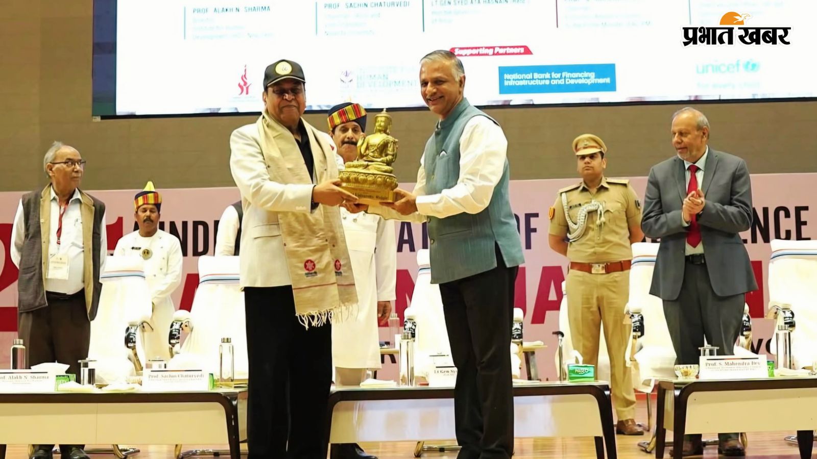 नालंदा विश्वविद्यालय राजगीर में भारतीय सामाजिक विज्ञान संस्थान संघ (आईएएसएसआई) का चार दिवसीय 25वां वार्षिक सम्मेलन के समापन समारोह में बिहार के राज्यपाल लेफ्टिनेंट जनरल (सेवानिवृत्त) सैयद अता हसनैन को मोमेंटो प्रदान करते नालंदा विवि के कुलपति प्रो.सचिन चतुर्वेदी.