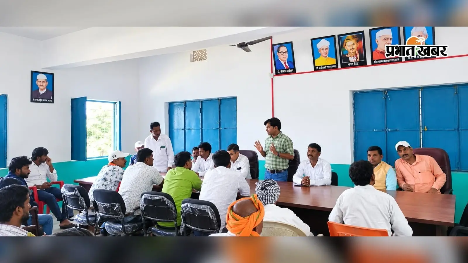 इचाक के डुमरौन में खेल मैदान की मांग तेज, पंचायत भवन में ग्रामीणों ने की बैठक