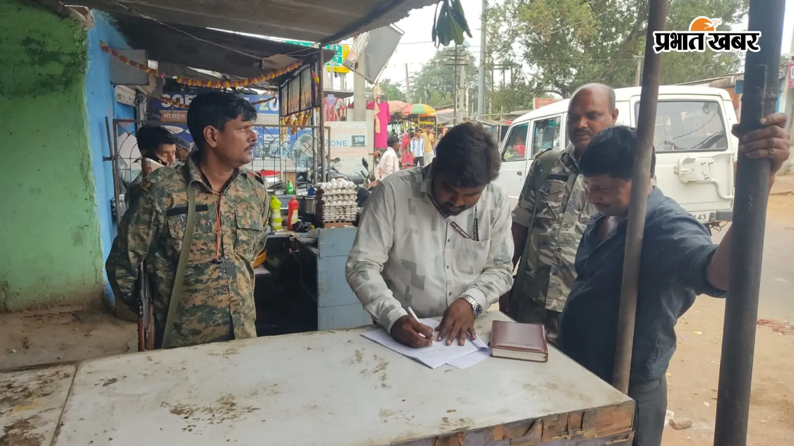 दीपावली और छठ से पहले एक्शन में खाद्य सुरक्षा विभाग: गिरिडीह में 22 दुकानों की जांच, कई को कड़ी चेतावनी