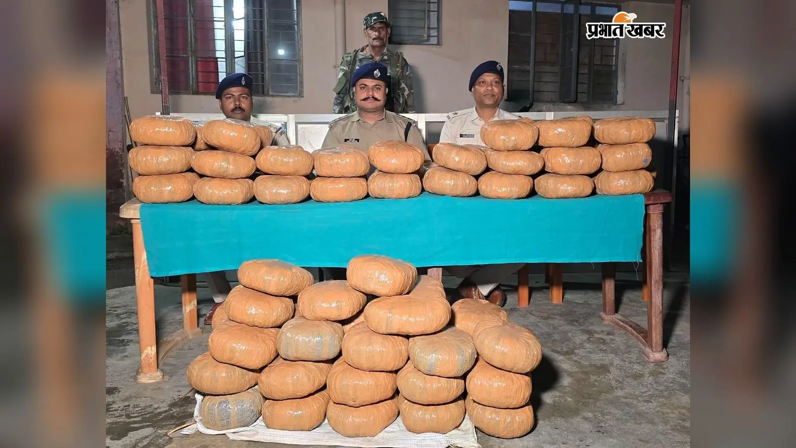 चतरा में एक करोड़ का गांजा जब्त, पुलिस को चकमा देकर नदी किनारे कार छोड़ भागा तस्कर