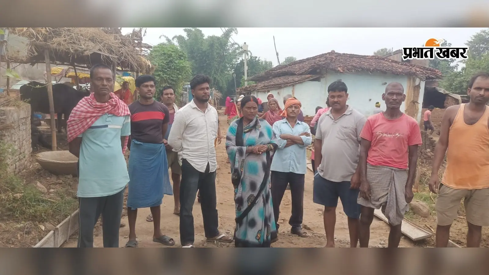 सतबरवा में सड़क निर्माण में अनियमितता का आरोप, ग्रामीणों ने किया विरोध