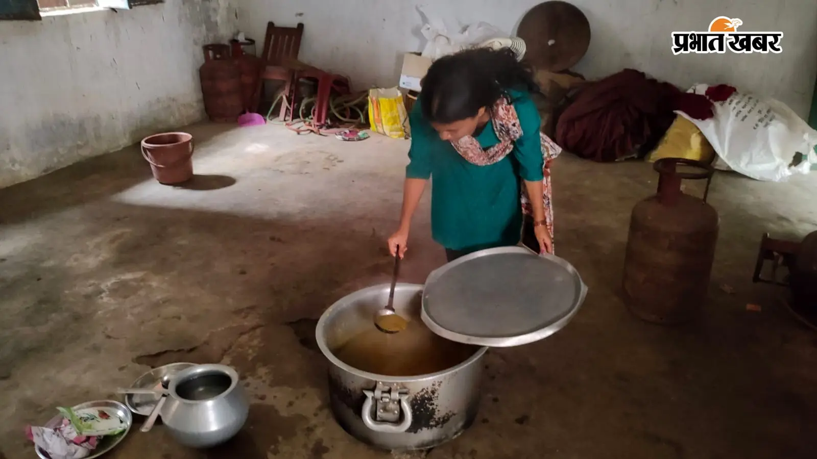 Garhwa News: खबर छपने पर जागा विभाग, स्कूल के मध्याह्न भोजन में मिलीं खामियां