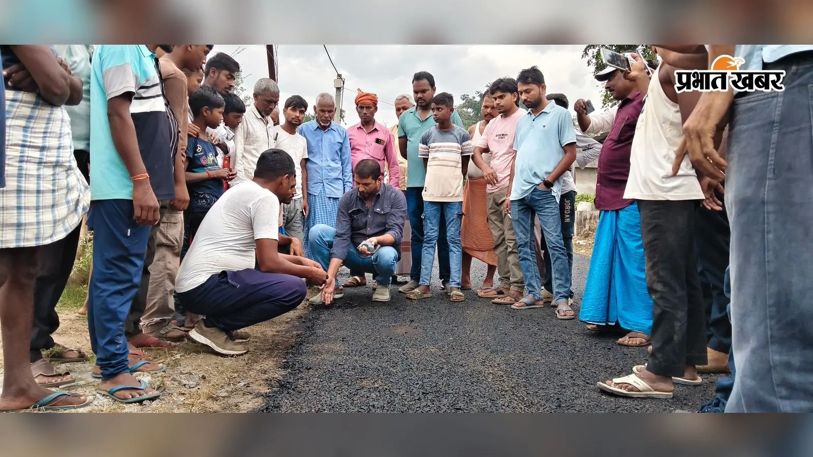 Palamu News: सड़क निर्माण में गड़बड़ी का आरोप, ग्रामीणों ने काम रुकवाकर जांच की मांग की