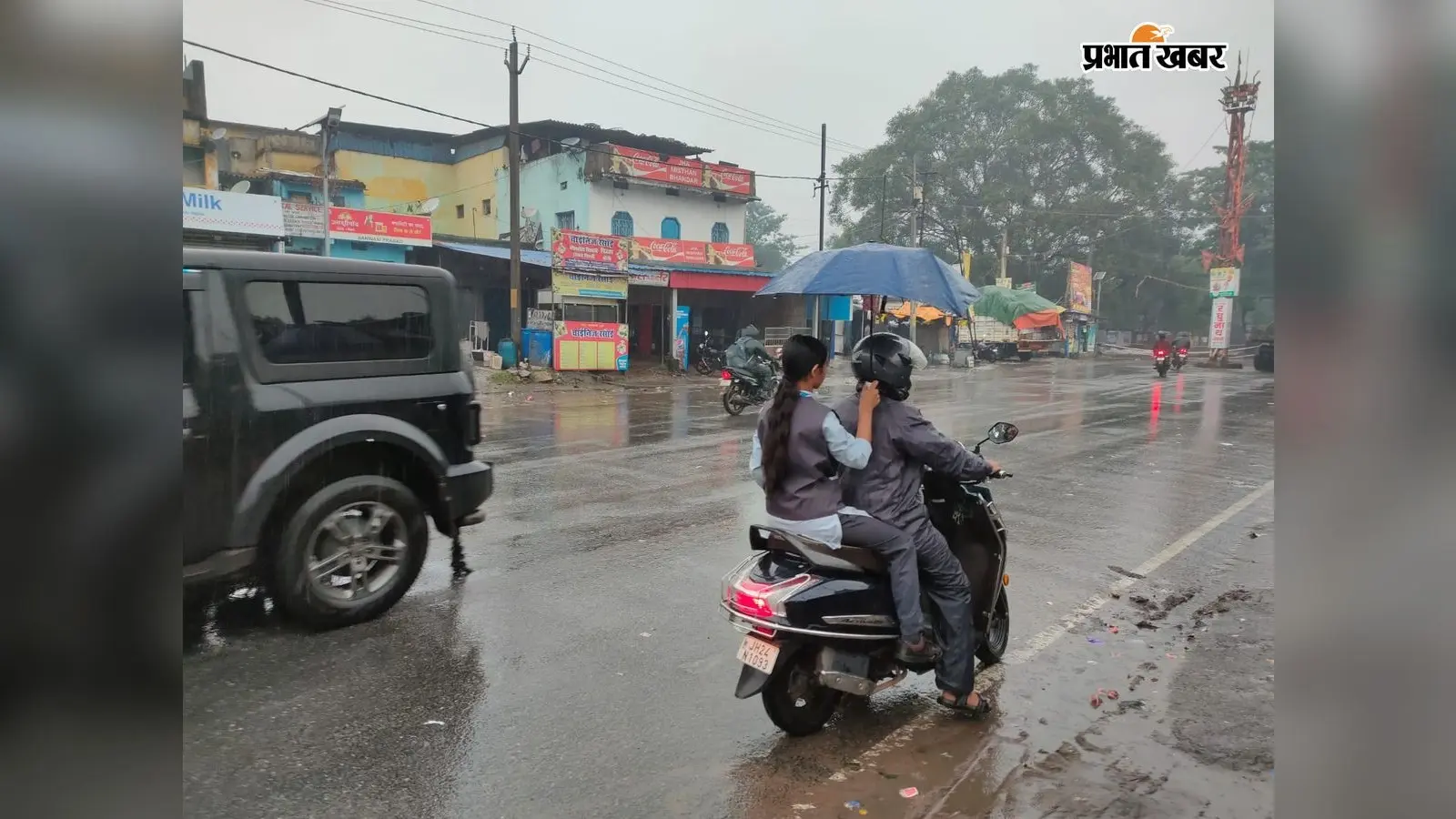 पतरातू में चक्रवात ‘अर्नव’ का असर: लगातार बारिश से जनजीवन अस्त-व्यस्त, बाजारों में पसरा सन्नाटा