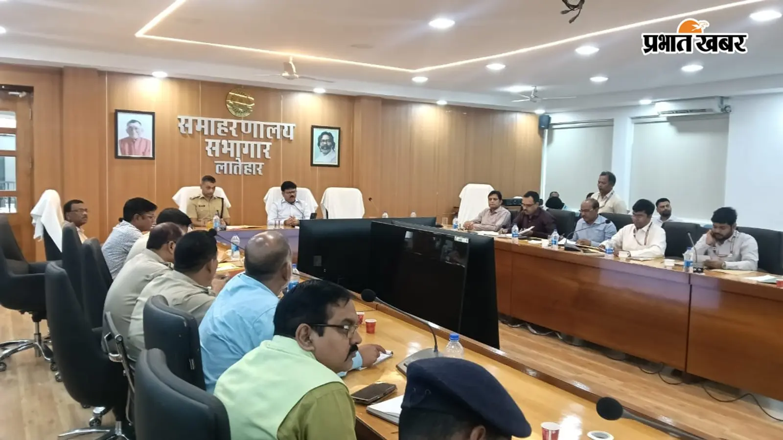 लातेहार में हाईवे किनारे अवैध पार्किंग और ढाबों पर शिकंजा, DC ने दिए सख्त कार्रवाई के निर्देश