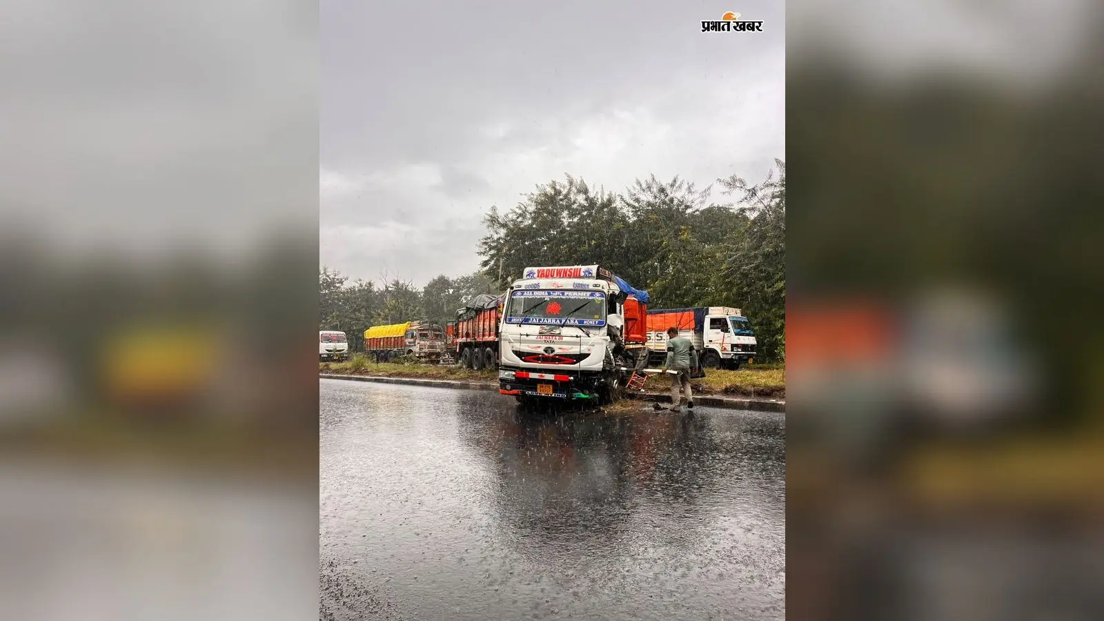 NH-33 पर खड़े ट्रेलर से टकराया ट्रक, पीछे से भिड़ा दूसरा ट्रेलर, लगा जाम... पढ़ें पूरी खबर