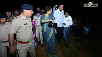 Photos: बारिश के बीच गिरिडीह के छठ घाटों का जायजा लेते दिखीं कल्पना सोरेन, अधिकारियों को दिए कई निर्देश