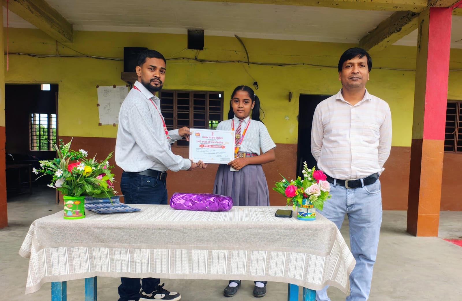 छात्राओं को पुरस्कृत करते डाक विभाग के कर्मी। Prabhat Khabar Network