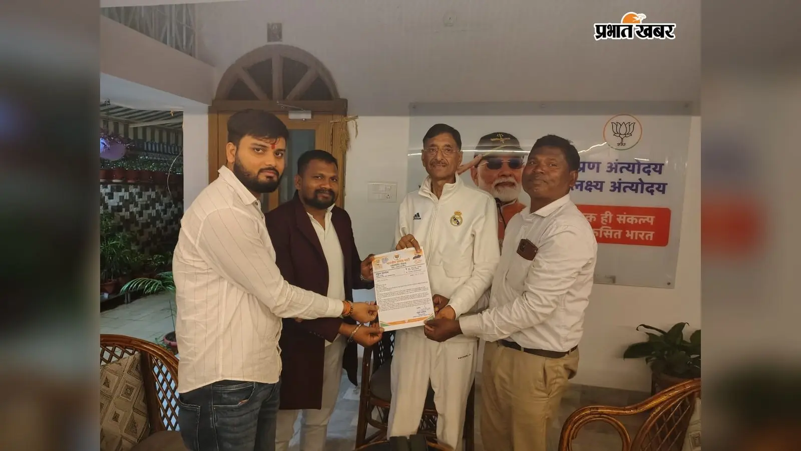 वन क्षेत्र में फंसी पालकोट की सड़क, निर्माण पूरा कराने के लिए संजय सेठ से मिले नेता