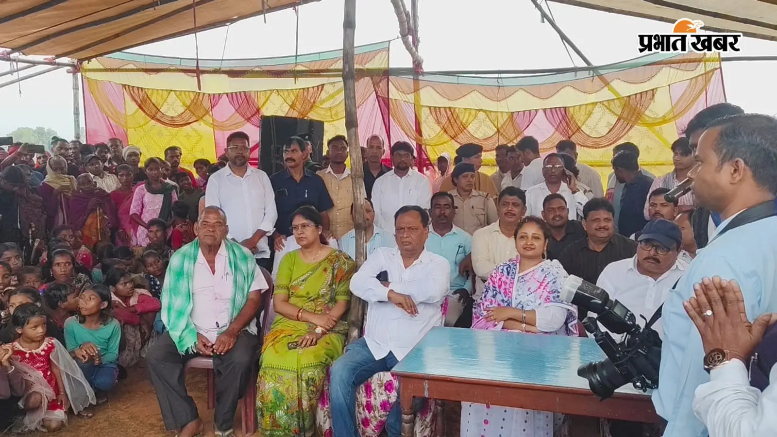 गांडेय में जनसंवाद के दौरान भावुक हुईं विधायक कल्पना सोरेन, नदी में डूबे तीन बच्चों के परिजनों को दिलाया मदद का भरोसा