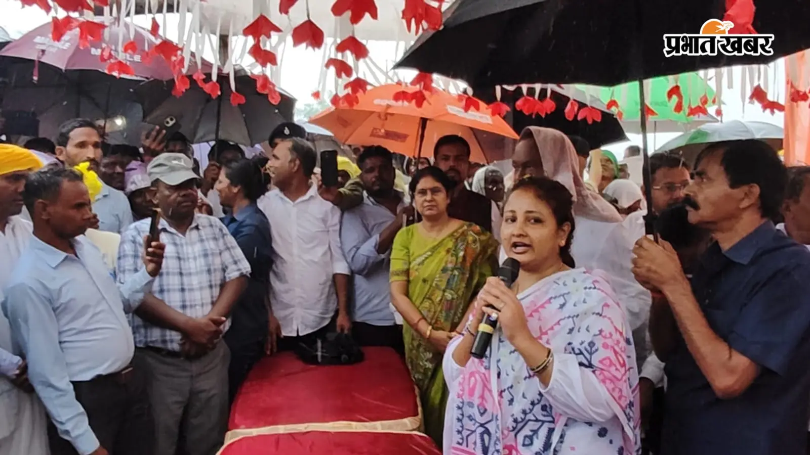 सिमराकुदर में बारिश के बीच उतरीं विधायक कल्पना सोरेन, संथाल समाज के साथ जनसंवाद में उठा ये मुद्दा
