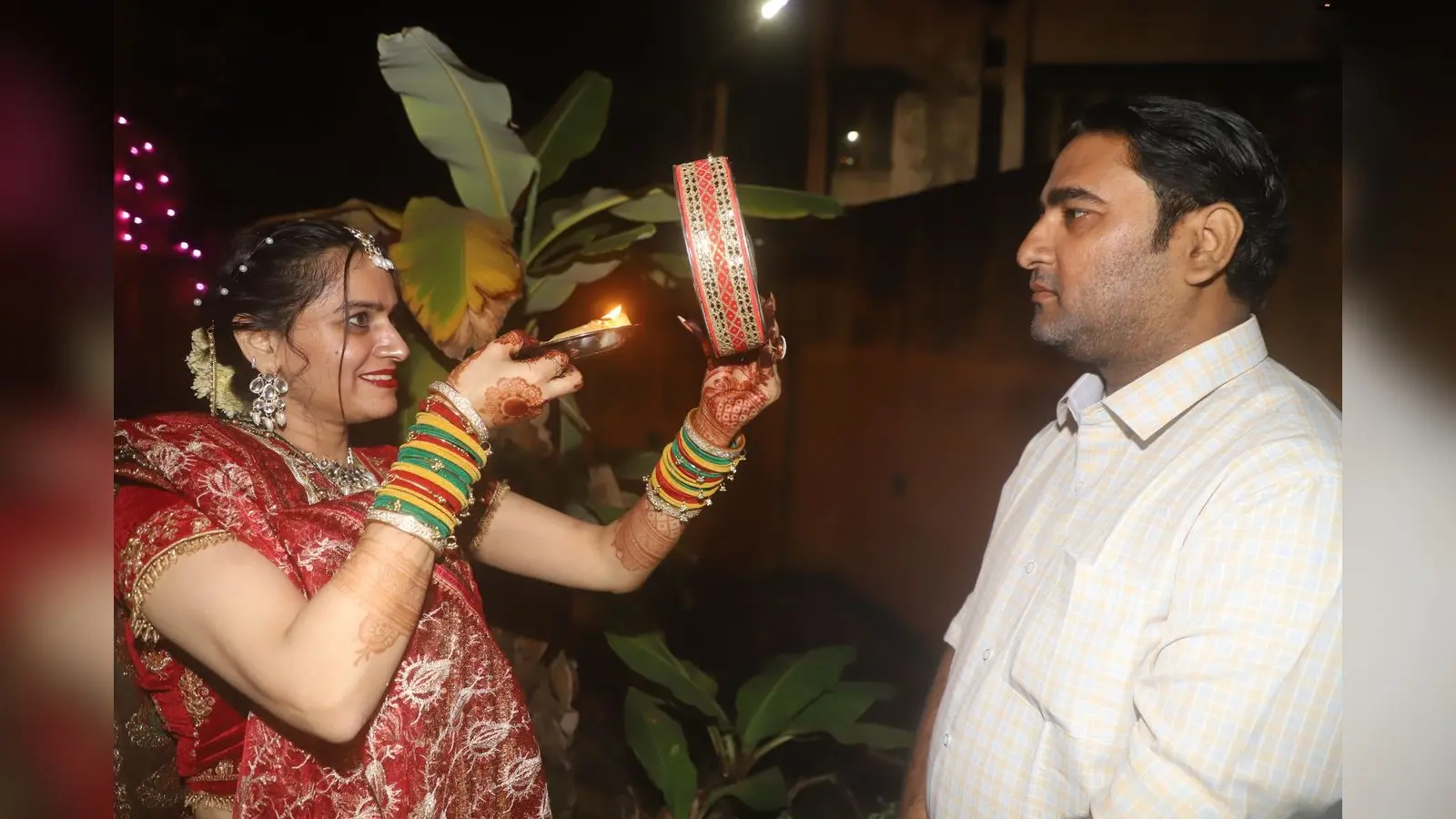 Karwa Chauth : चांद से पहले पिया के दीदार, सोलह शृंगार कर सज-संवरकर तैयार हुईं महिलाएं, देखें खूबसूरत तस्वीरें