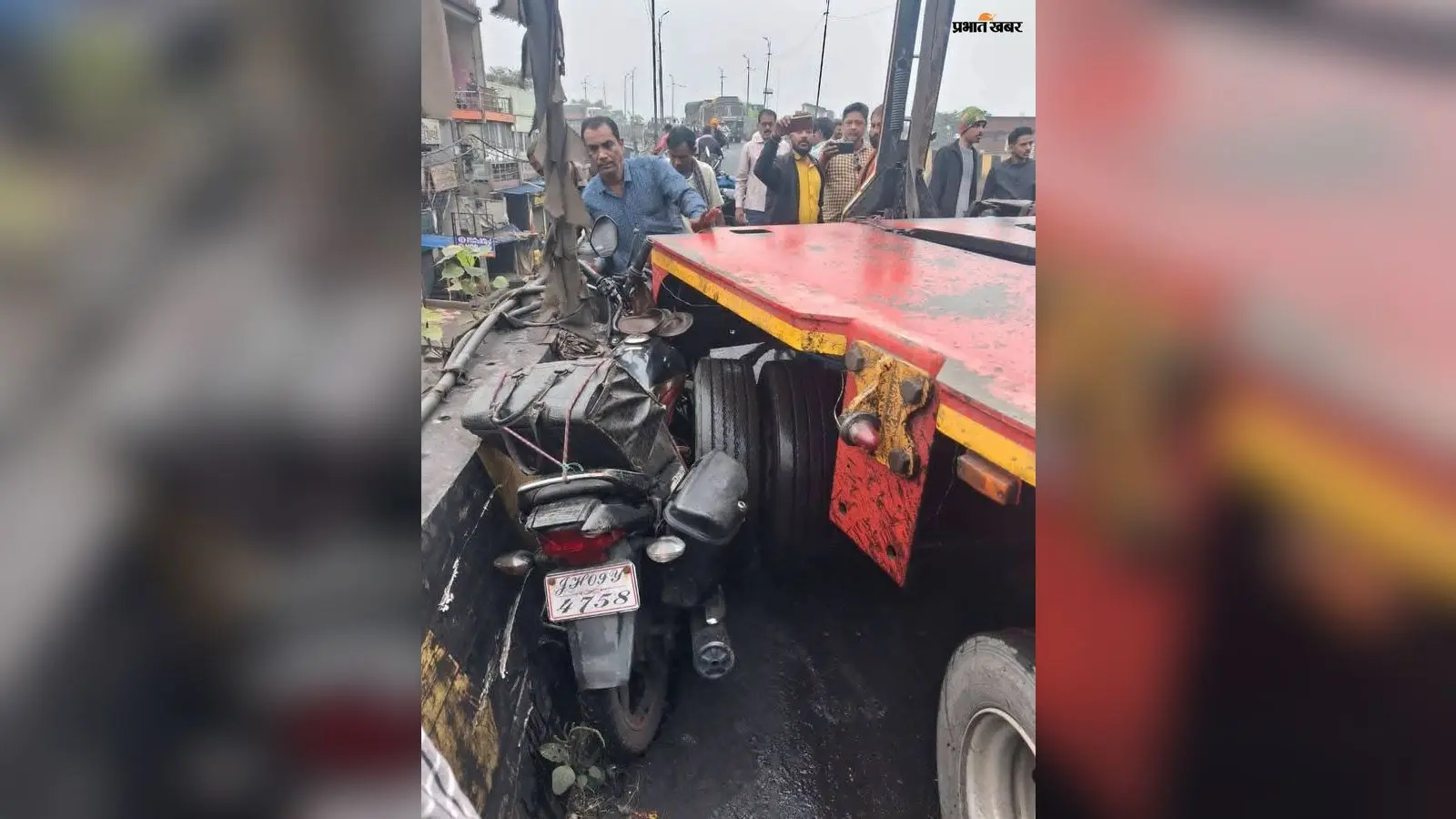 फुसरो ओवरब्रिज पर बड़ा हादसा: अनियंत्रित ट्रेलर ने बाइक सवार को रौंदा, गंभीर हालत में बोकारो रेफर