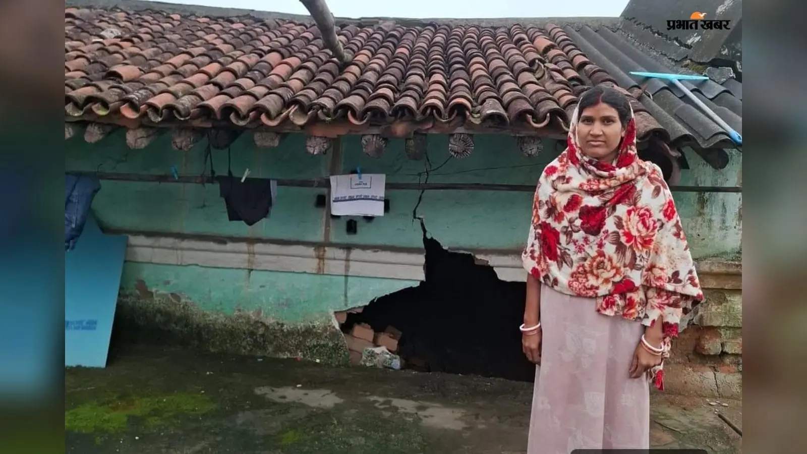 बेघर हुआ गरीब परिवार: गोमिया के पंचमो में ढही मकान की दीवारें, बाल-बाल बचे घर के सभी सदस्य