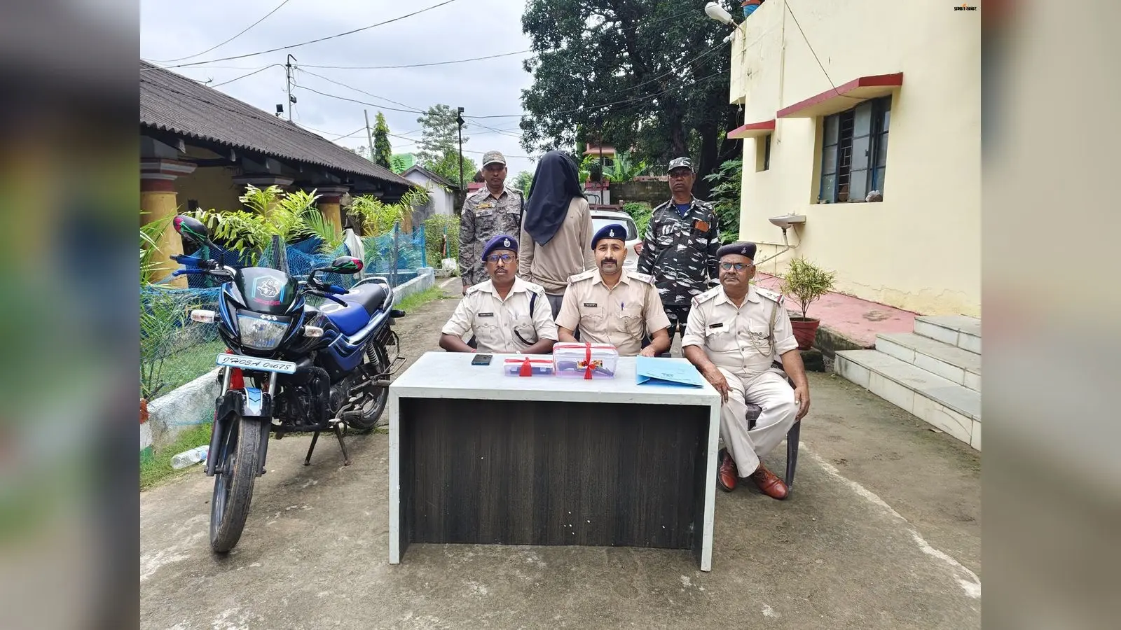 Watch Video : बाइक, मोबाइल, कट्टा और चाकू... यहां पढ़ें खरसावां पुलिस को चेकिंग में युवक के पास से क्या-क्या मिला