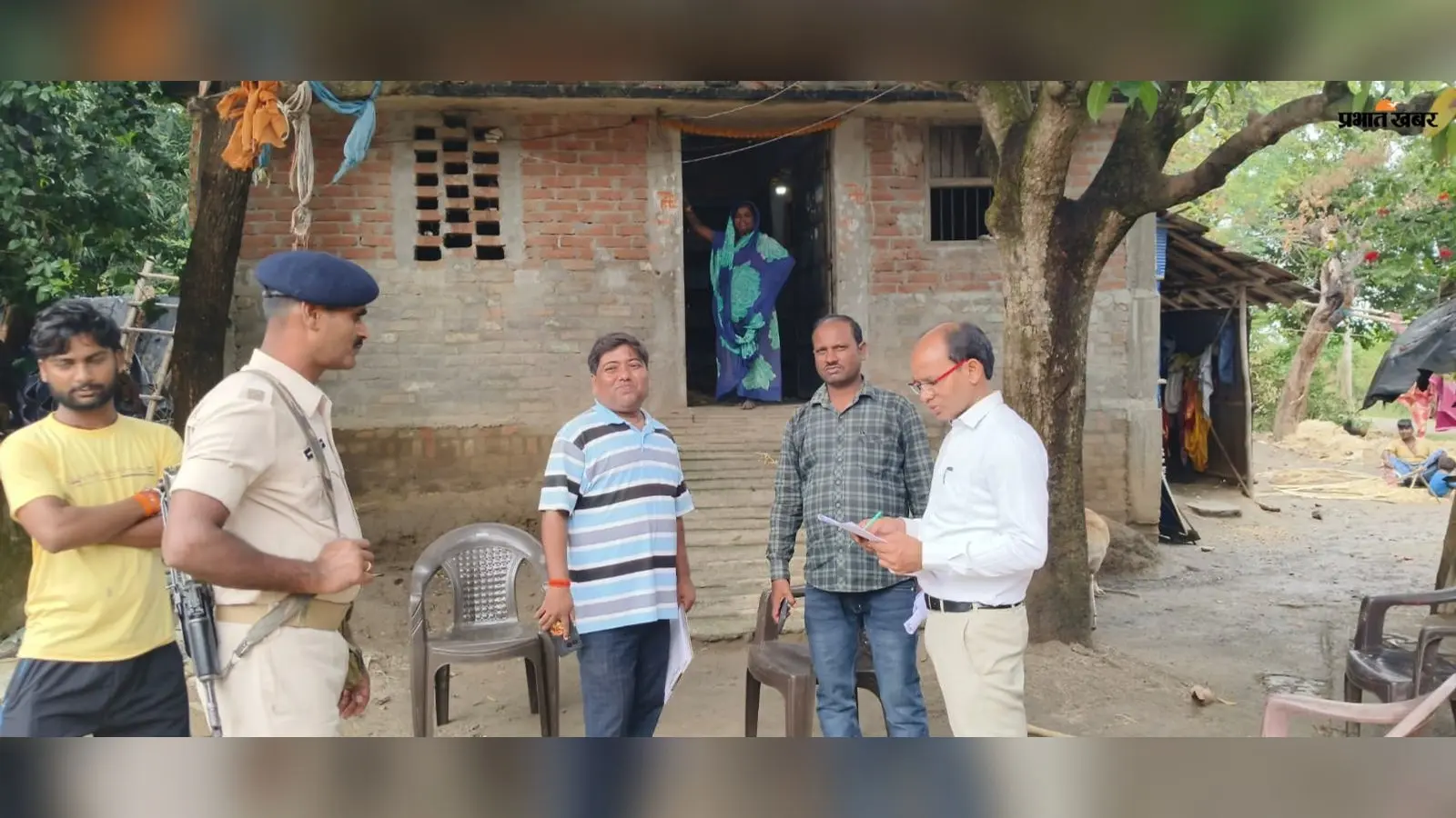 राजमहल SDO का बूथों पर औचक निरीक्षण; मतदाता सूची में मिलीं 44 गड़बड़ियां, मौके पर ही शुरू हुआ सुधार