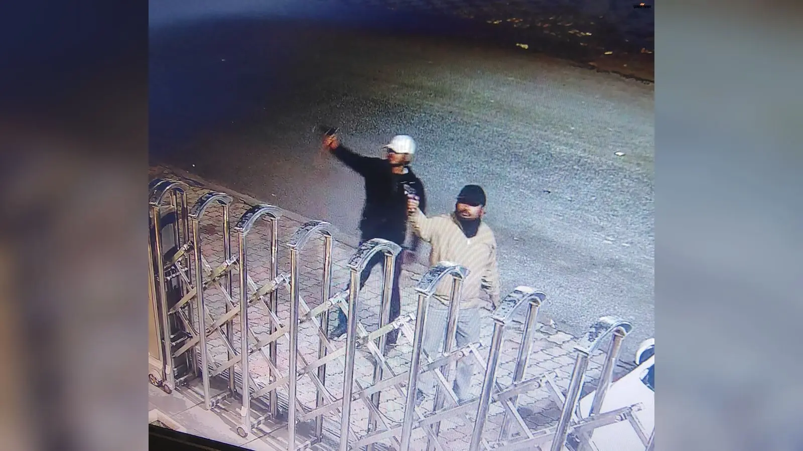 Watch Video: रंगदारी की मांग के बाद होटल पर बरसाईं गोलियां, हजारीबाग में राहुल दुबे गैंग की दहशत