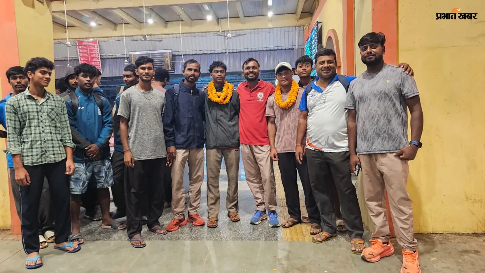 चेन्नई में नया नेशनल रिकॉर्ड बनाकर साहिबगंज लौटे एमानुएल किस्कू;कंधे पर उठाकर सहयोगियों ने किया स्वागत