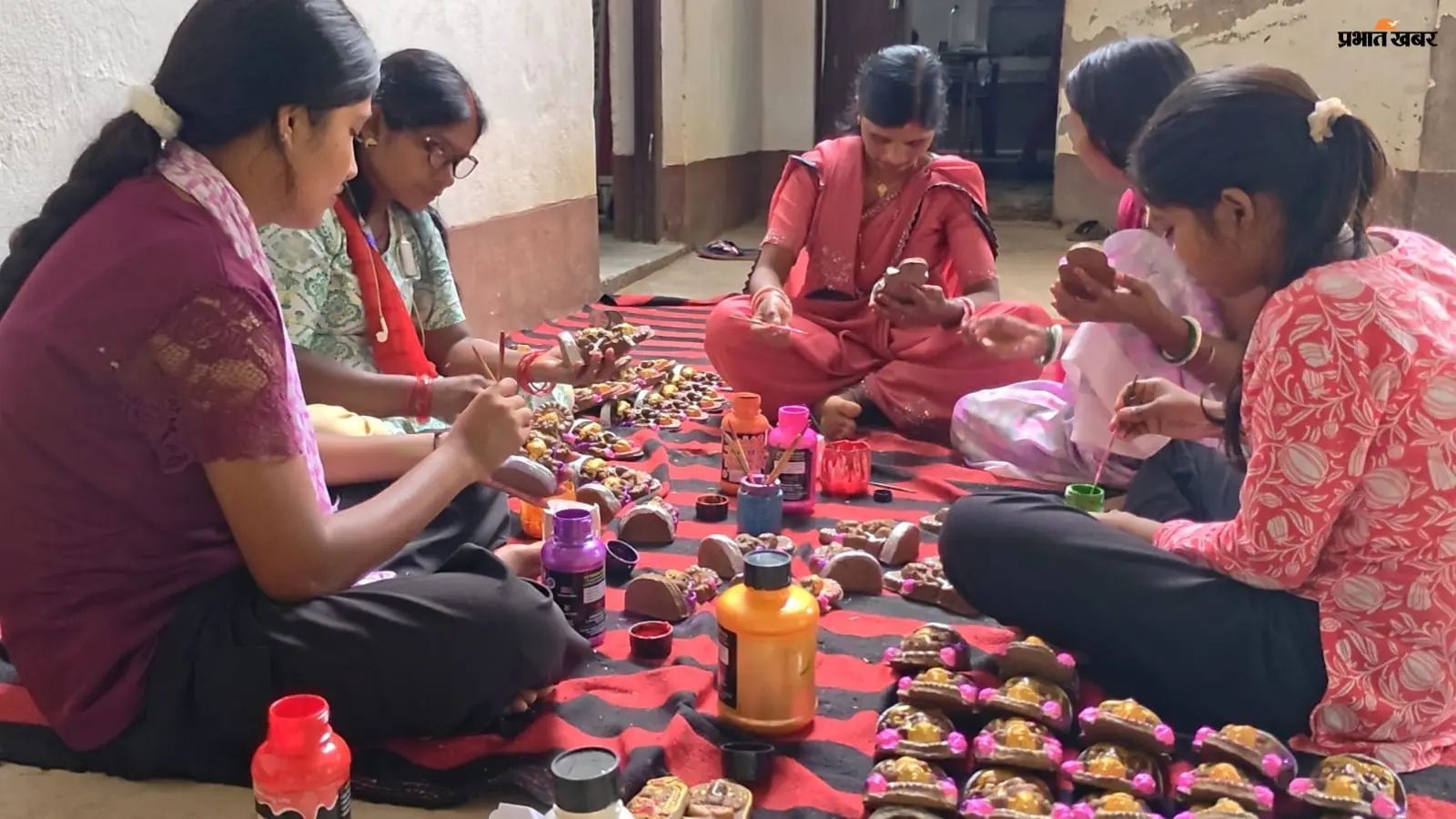Watch Video: गोबर से बन रहे दीये-मूर्तियां, सतगावां की 120 महिलाएं बन रहीं आत्मनिर्भर