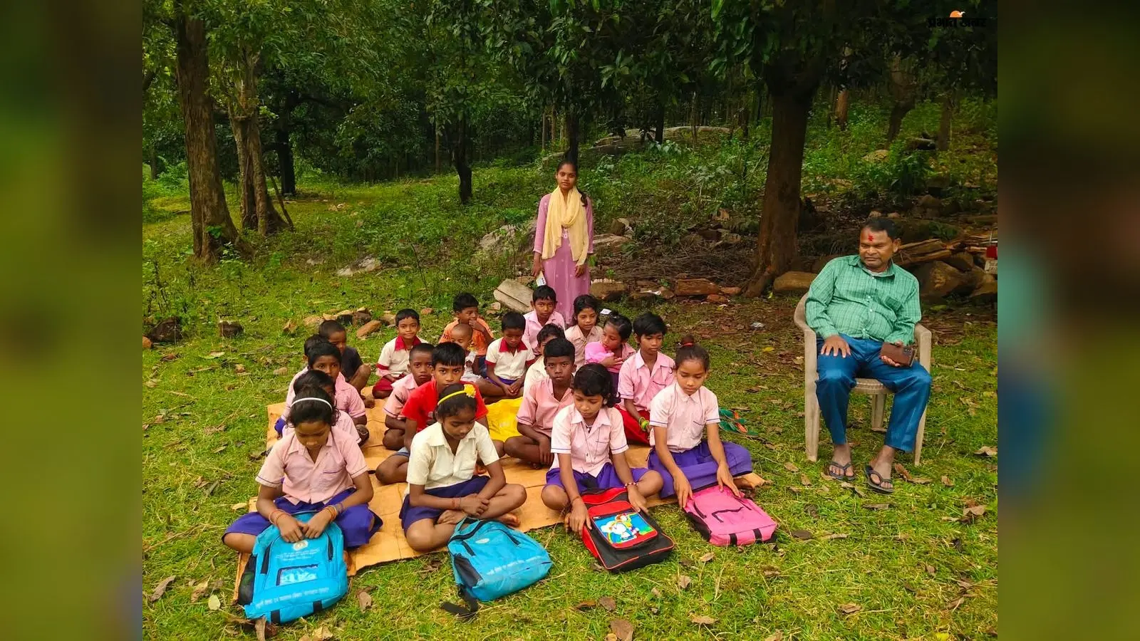 स्कूल भवन जर्जर, पेड़ के नीचे हो रही पढ़ाई; डुमरिया में सरकारी शिक्षा व्यवस्था का हाल