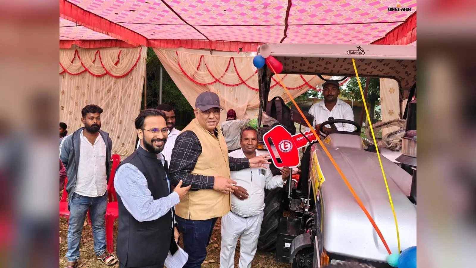 अब खेती के लिए दूसरों पर निर्भर नहीं रहेंगी महिलाएं! 9 समूहों को मिले ट्रैक्टर-कृषि यंत्र