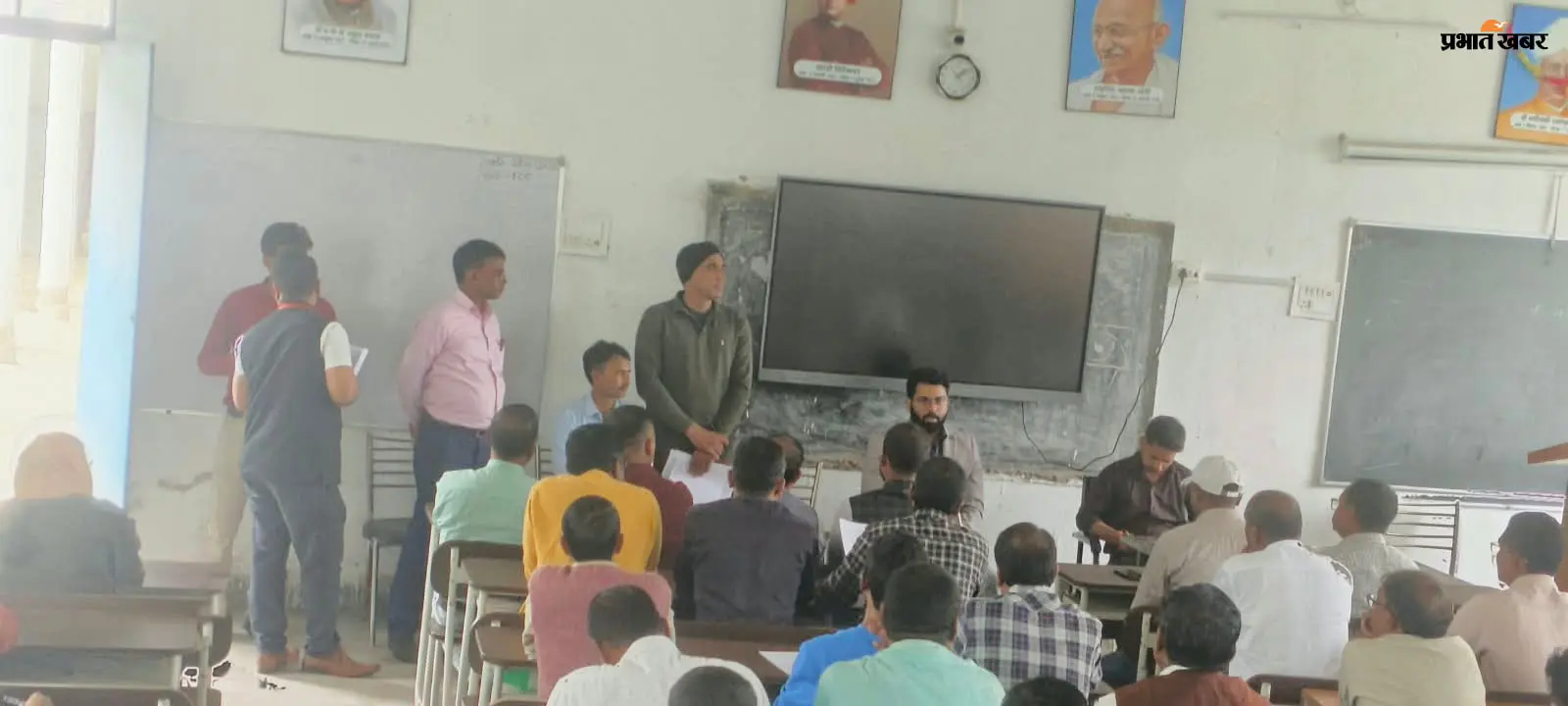 फोटो 1 में परीक्षा केंद्र का निरीक्षण करते अधिकारी | Prabhat Khabar Network